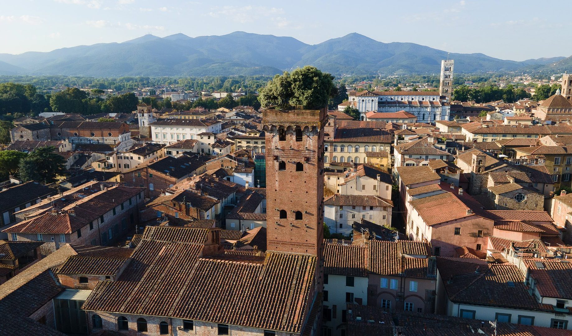 Montecarlo, le colline lucchesi e la città di Lucca